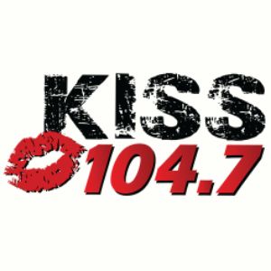 Logotipo de la emisora ​​de radio KXNC-FM Kiss 104.7