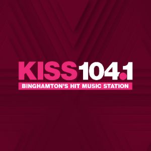 Logotipo de la emisora ​​de radio KISS 104.1 WWYL